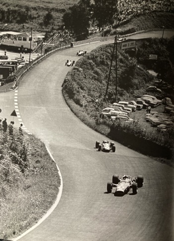 Belle performance de Jim et la Lotus 49 au Nurburgring avec la pole position mais des ennuis en course Belle performance de Jim et la Lotus 49 au Nurburgring avec la pole position mais des ennuis en course